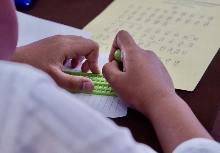 Sejarah Lahirnya Tulisan Braille: Perjalanan Panjang Inovasi untuk Tunanetra