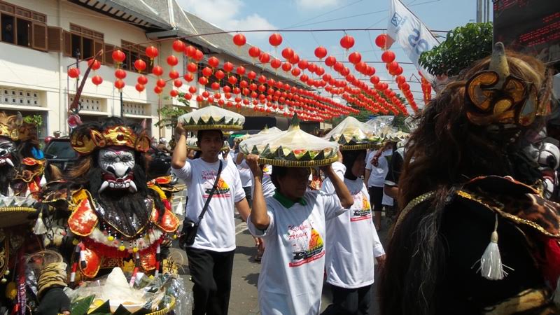 Sejumlah pedagang Pasar Gede saat membawa tumpeng setelah dikirab. (MP/Win)