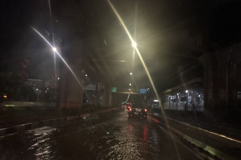 Diguyur Hujan Sampai Dini Hari, Pintu Air di Jakarta Barat Siaga Tiga