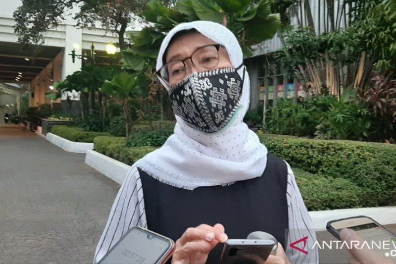 Kepala Dinas Kesehatan DKI Jakarta Widyastuti memberikan pernyataan di Balai Kota Jakarta, Sabtu (12/9/2020). (Antara/Ricky Prayoga)