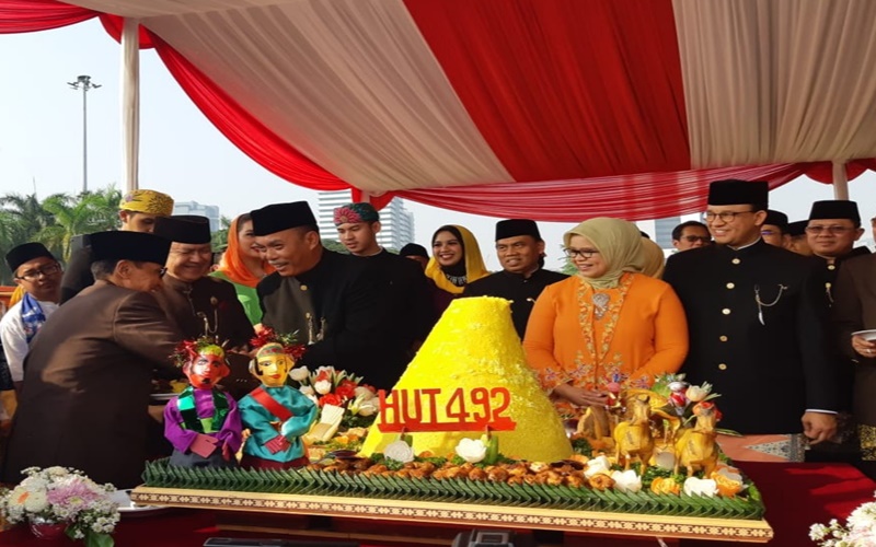 Pemotongan tumpeng HUT Jakarta ke-492 