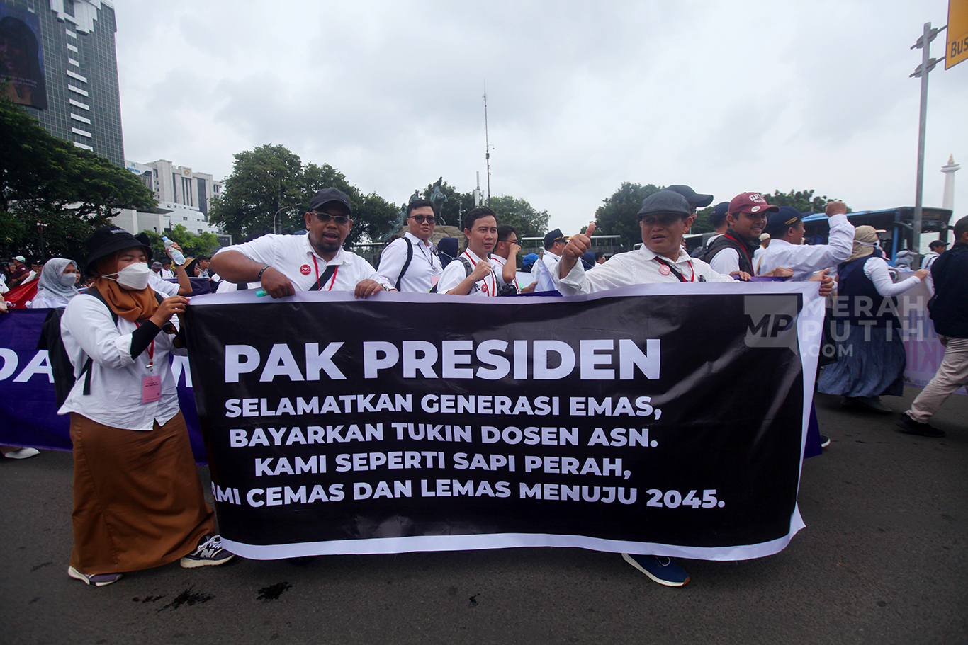 Aksi Unjuk Rasa Dosen ASN Tuntut Pembayaran Tukin di Patung Kuda Jakarta