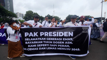 Aksi Unjuk Rasa Dosen ASN Tuntut Pembayaran Tukin di Patung Kuda Jakarta 