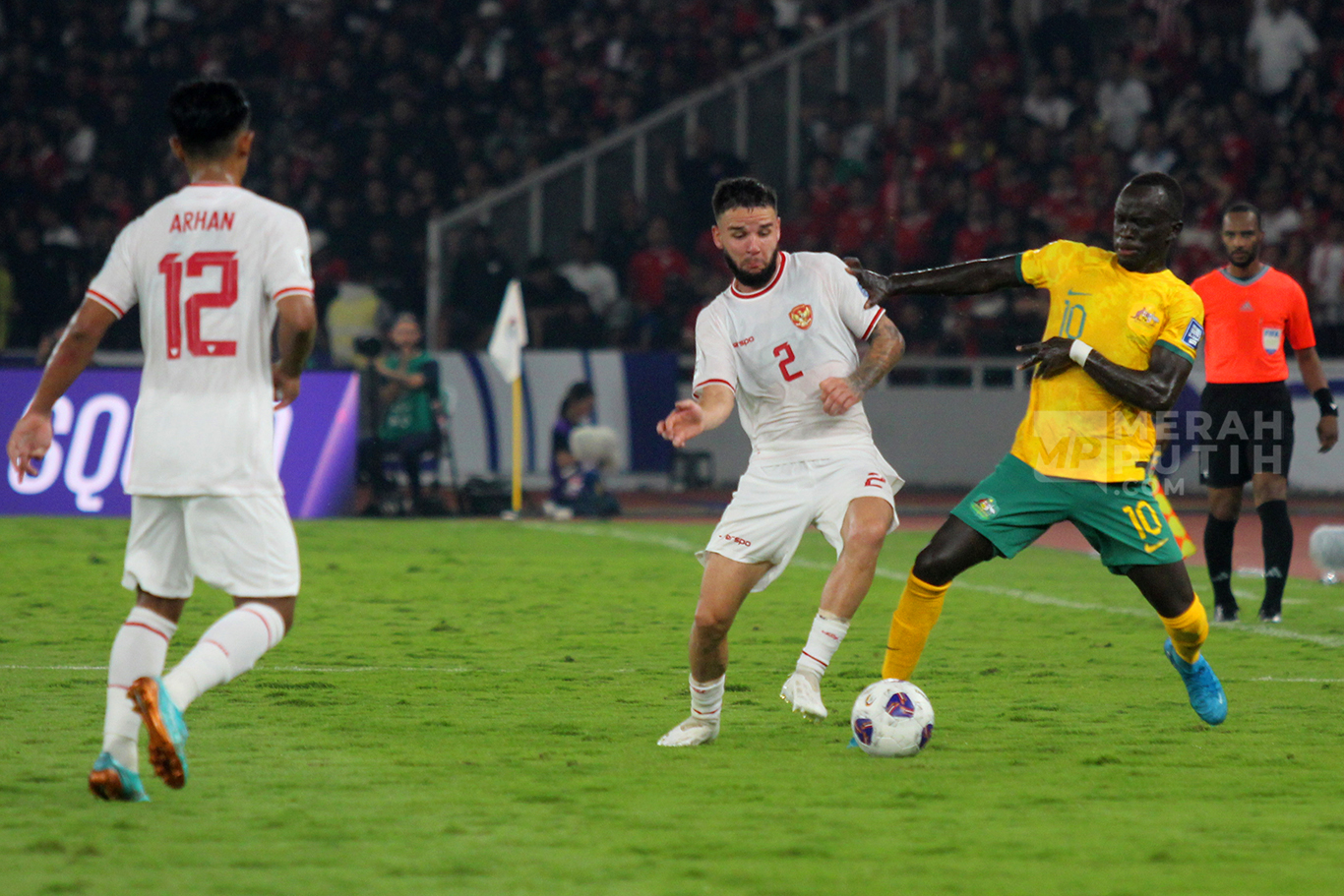 Pemain Timnas Indonesia Kevin Verdonk berebut bola dengan pemain Australia Awer Mabil dalam pertandingan kedua Grup C kualifikasi Piala Dunia 2026 zona Asia di Stadion Utama Gelora Bung Karno (SUGBK), Senayan, Jakarta, Selasa (10/9/2024).