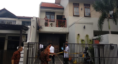 Polisi melakukan olah TKP di rumah Laode (ist)