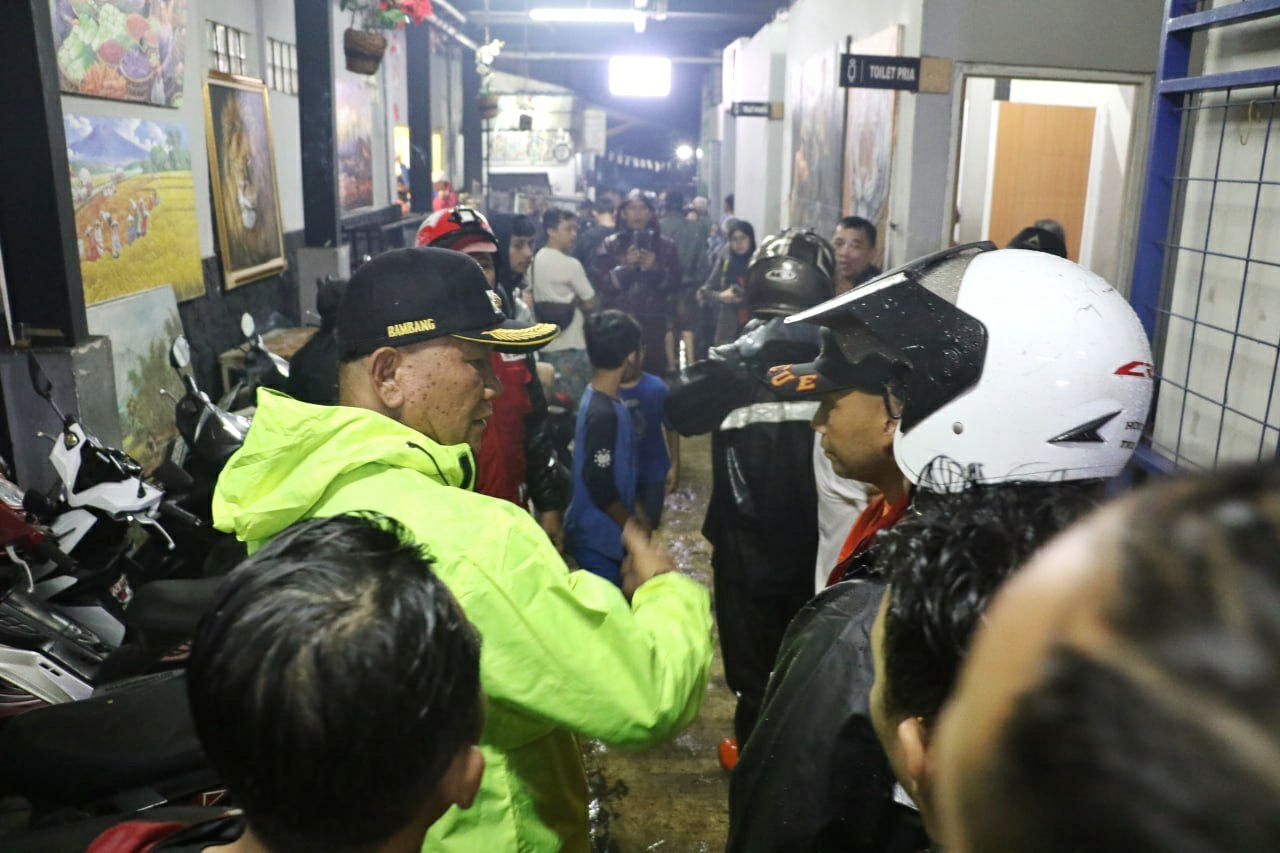 Banjir di Kawasan Braga Bandung Akibat Tanggul Jebol