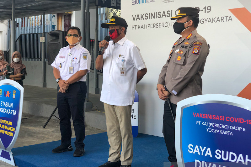 Wali Kota Yogyakarta Haryadi Suyuti (tengah) bersama Wakil Presiden Eksekutif PT KAI Daop 6 Yogyakarta Asdo Artriviyanto dan Kepala Polresta Yogyakarta Kombes Pol Purwadi Wahyu Anggoro pada acara pencanangan Malioboro dan Stasiun Tugu sebagai kawasan wajib vaksinasi pada Rabu (11/8/21). (ANTARA/Eka AR)