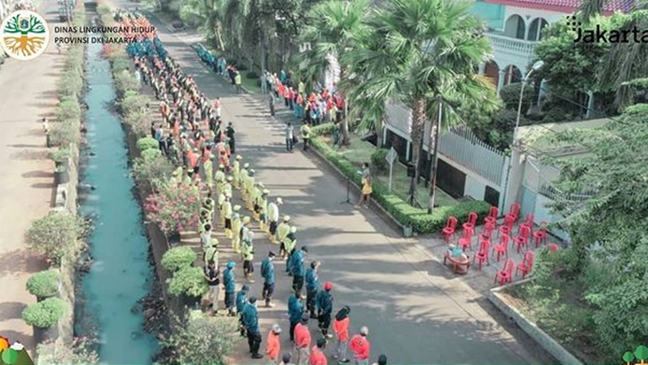 Petugas kebersihan Dinas LH Jakarta. (Foto: Instagram @dinaslhdki)