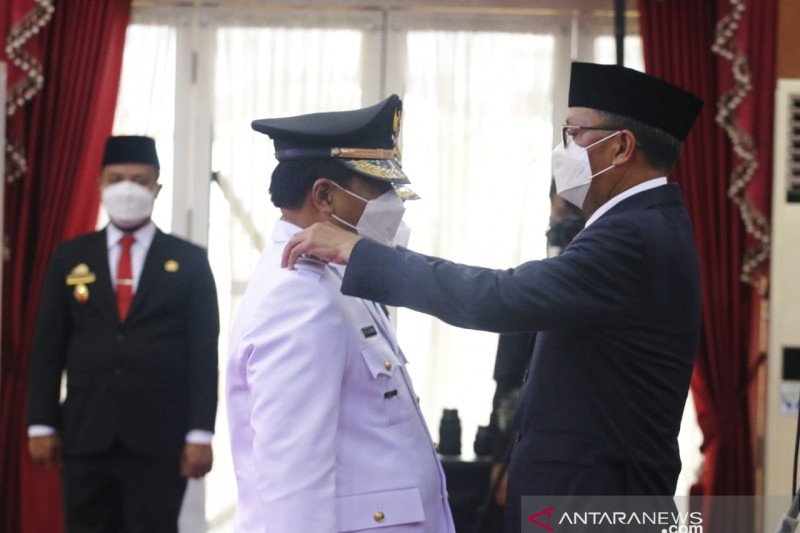 Gubernur Sulawesi Selatan lantik Bupati/Wali Kota di Sulsel. (Foto: Antara)