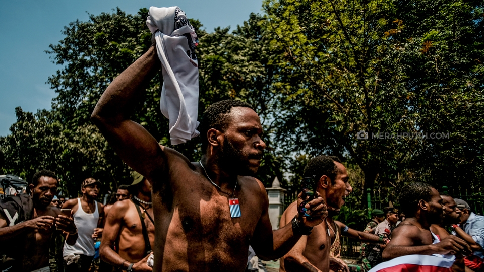 Aksi Protes Pemuda Papua di Seberang Istana Kepresidenan