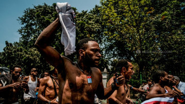 Aksi Protes Pemuda Papua di Seberang Istana Kepresidenan