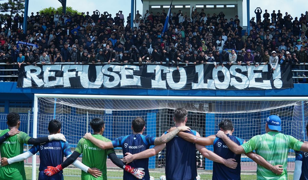 Bobotoh 'Geruduk' Sesi Latihan Persib, Bojan Hodak Minta Tidak Datang Lagi