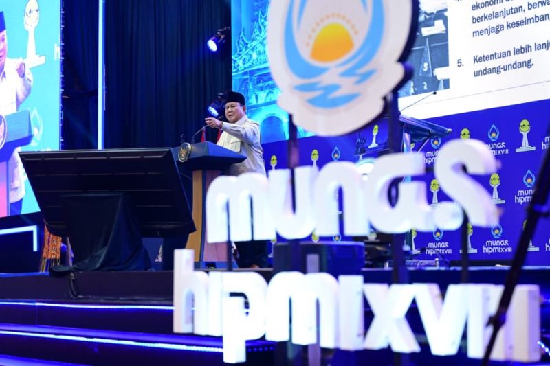 Pidato Dihadapan Pengusaha Muda, Prabowo Sepil Buku 