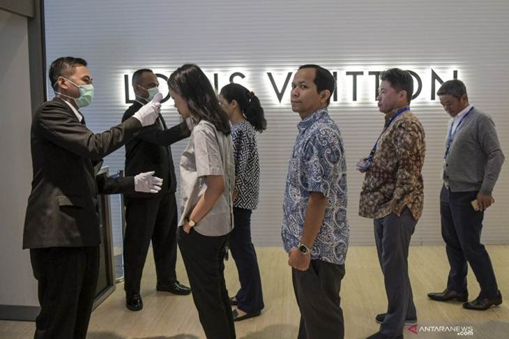Petugas memeriksa suhu tubuh pengunjung pusat perbelanjaan Plaza Indonesia di Jakarta, Kamis (5/3/2020). Pemeriksaan suhu tubuh tersebut merupakan upaya untuk mengantisipasi penyebaran virus corona atau Covid-19. ANTARA FOTO/Galih Pradipta/pras.