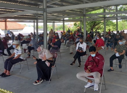 Penumpang mengantre layanan rapid tes antigen di Bandara Internasional Adi Soemarmo Solo, Jawa Tengah, Rabu (23/12). (MP/Ismail)