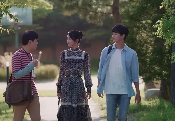 Baju hitam lainnya yang harganya cukup jauh dengan keempat baju sebelumnya. (Foto: koreaboo.com)