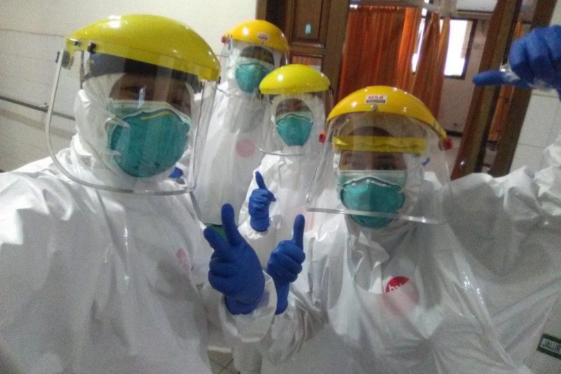 Tenaga kesehatan yang bertugas menangani pasien COVID-19 dari rumah sakit swasta di Kabupaten Kudus, Jawa Tengah. (ANTARA/HO-Humas RSMR Kudus)