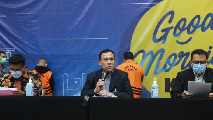 Dari kiri-kanan. Deputi Penindakan KPK Karyoto, Ketua KPK Firli Bahuri, dan Plt Juru Bicara KPK Ali Fikri saat jumpa pers di Gedung KPK, Jakarta, Minggu dini hari terkait penetapan lima tersangka korupsi berupa penerimaan sesuatu oleh Penyelenggara Negara atau yang mewakilinya di Kementerian Sosial RI terkait bantuan sosial (Bansos) untuk wilayah Jabodetabek 2020. (Humas KPK)