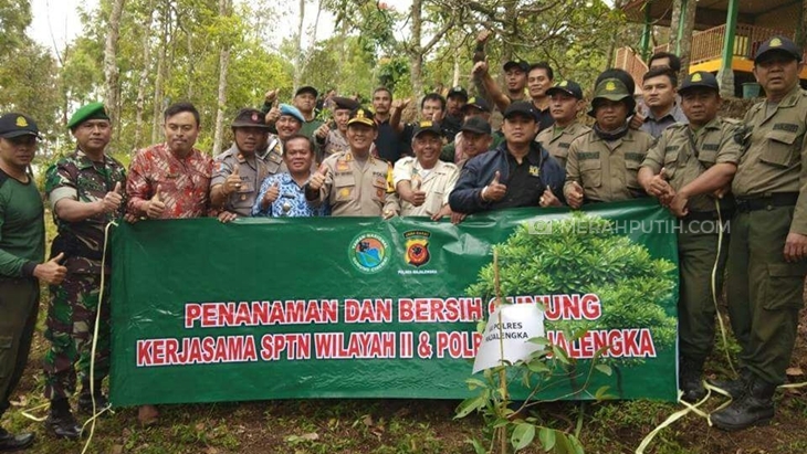 Jaga Kelestarian Alam, Polisi Tanam Pohon di Gunung