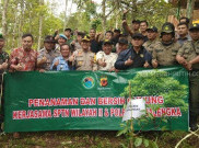 Jaga Kelestarian Alam, Polisi Tanam Pohon di Gunung