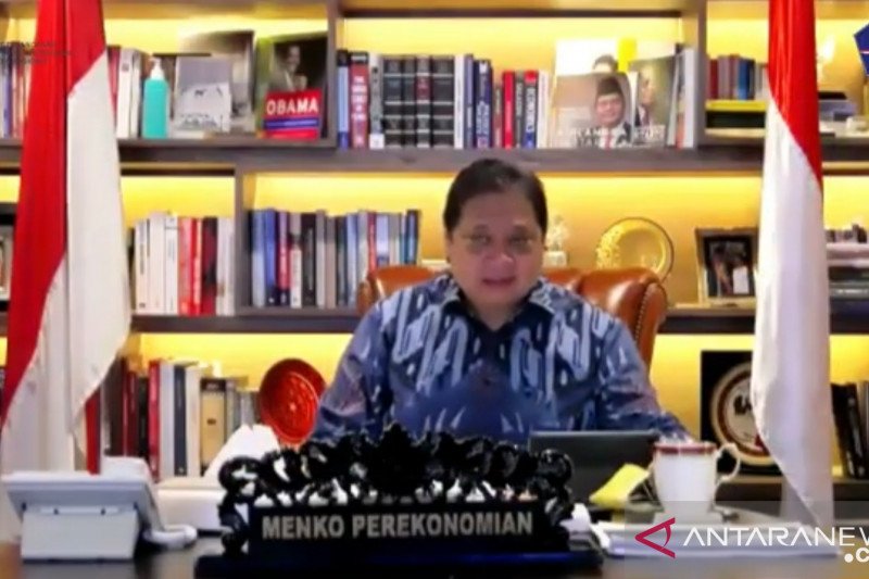Menko Bidang Perekonomian yang juga Ketua Komite Penanganan COVID-19 dan Pemulihan Ekonomi Nasional (KPC-PEN) Airlangga Hartarto dalam konferensi pers virtual di Jakarta, Kamis (7/1). ANTARA/Dewa Wiguna