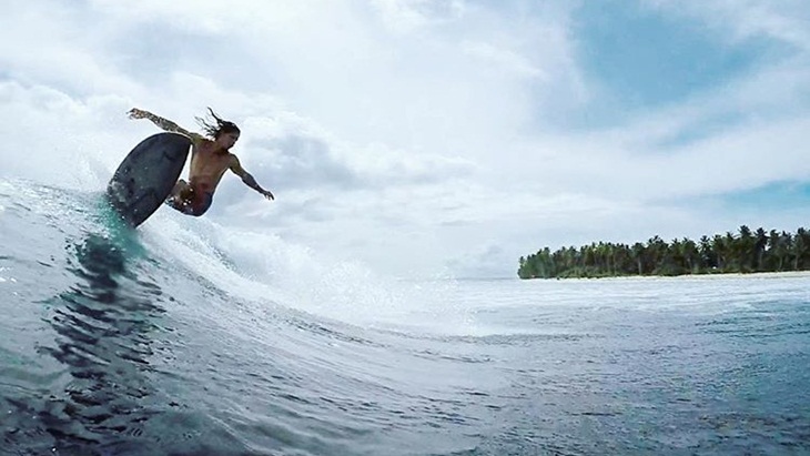 Berselancar di Pulau Sipora. (Foto: instagram.com/edgar_pinyol)
