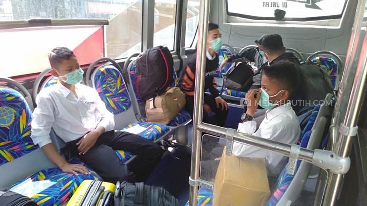 Puluhan santri Ponpes Gontor pulang ke Solo dan langsung dilakukan karantina mandiri di rumah, Senin (13/4). (MP/Ismail)