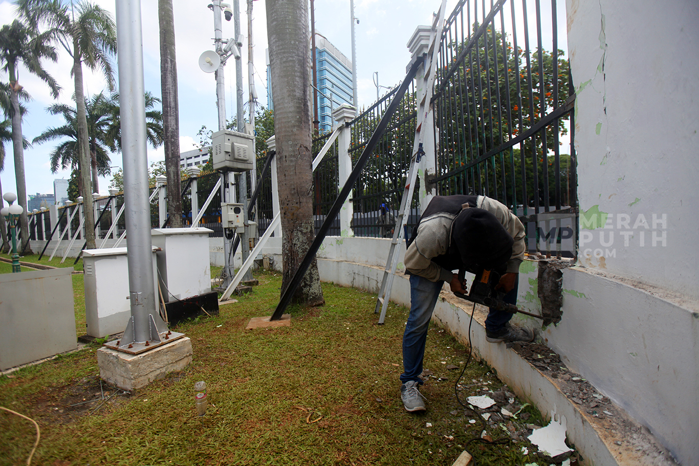 Pekerja memperbaiki pagar depan Kompleks Parlemen yang roboh di Gedung DPR, Senayan, Jakarta, Jumat (21/3/2025).