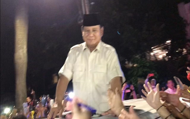 Prabowo menyalami para pendukungnya di Kertanegara
