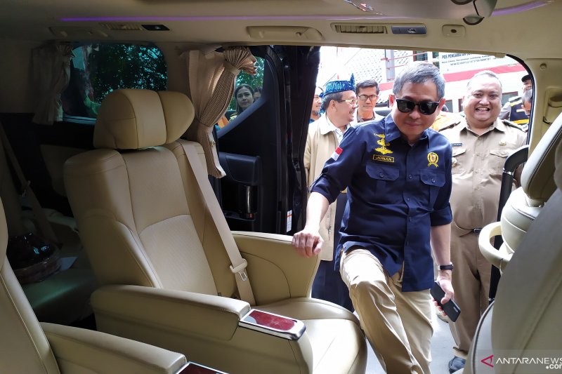 Menteri Energi dan Sumber Daya Mineral Ignasius Jonan menaiki mobil usai meninjau Pos Pemantauan Gunung Api Tangkuban Parahu, Selasa (27/8/2019). (ANTARA/Bagus Ahmad Rizaldi)