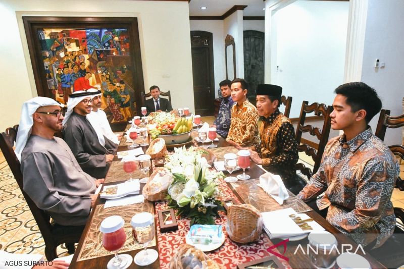 Jokowi Ajak Anak dan Menantu Makan Bareng Mohammed Bin Zayed