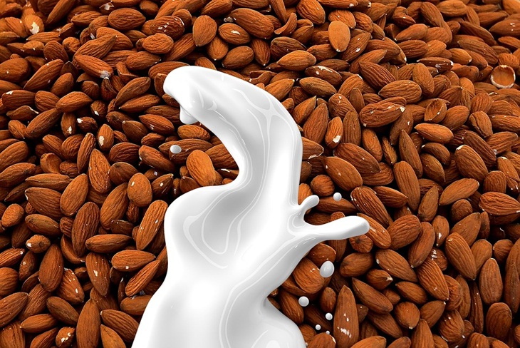 Susu almond paling dikenal sebagai susu nabati. (Foto: Pixabay/LisaRedfern)