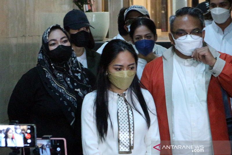 Selebgram Rachel Vennya dengan didampingi kuasa hukumnya berikan keterangan kepada wartawan usai menjalani pemeriksaan oleh penyidik Polda Metro Jaya terkait tindakannya kabur dari proses isolasi di Rumah Sakit Darurat Covid-19 (RSDC) Wisma Atlet Pademangan usai berlibur dari luar negeri, Kamis (21/10/2021) malam. ANTARA/Fianda Sjofjan Rassat