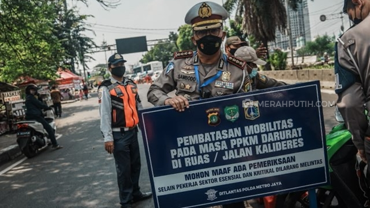 Penyekatan PPKM Darurat di kawasan Kalideres, Jakarta Barat, Sabtu (3/7). (Foto: MP/Rizki Fitrianto)