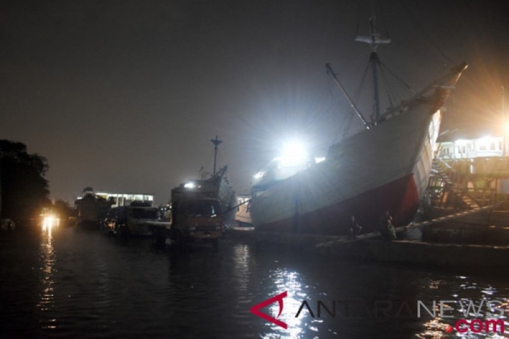Banjir Rob Pelabuhan Sunda Kelapa Sejumlah kendaraan terjebak saat kenaikan air laut atau banjir rob di Pelabuhan Sunda Kelapa, Kelurahan Ancol, Pademangan, Jakarta Utara, Jumat (5/6/2020) malam. Menurut Badan Meteorologi, Klimatologi, dan Geofisika (BMKG) rob disebabkan oleh kondisi pasang air laut yang cukup tinggi di beberapa wilayah Indonesia akibat fase bulan purnama. (ANTARA/Fauzi Lamboka)