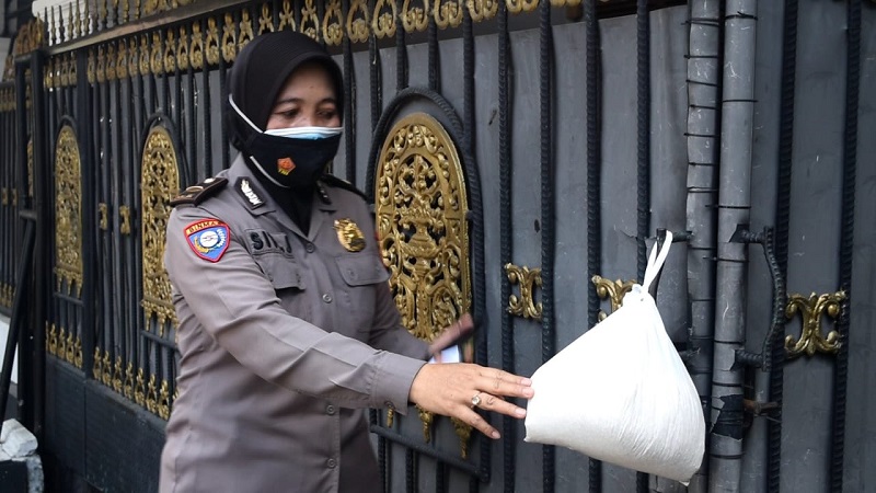 Polresta Cirebon Kirimkan Bantuan untuk Warga yang Jalani Isoman