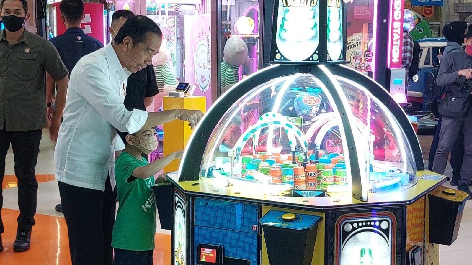 Presiden Jokowi mengajak bermain kedua cucunya Jan Ethes dan La Lembah di Solo Paragon Mall, Sabtu (19/11). (MP/Ismail)