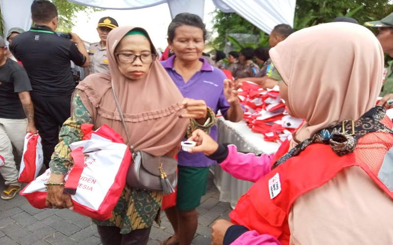 Paket sembako yang diterima warga Solo