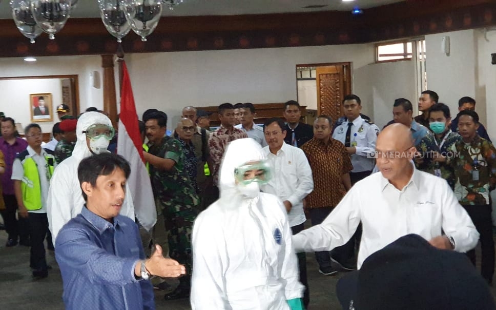 Menteri Luar Negeri Retno Marsudi, Menteri Kesehatan Terawan melepas 42 orang tim evakuasi Warga Negara Indonesia (WNI) di Wuhan, Tiongkok, Sabtu (1/2). Foto: MP/Asropih