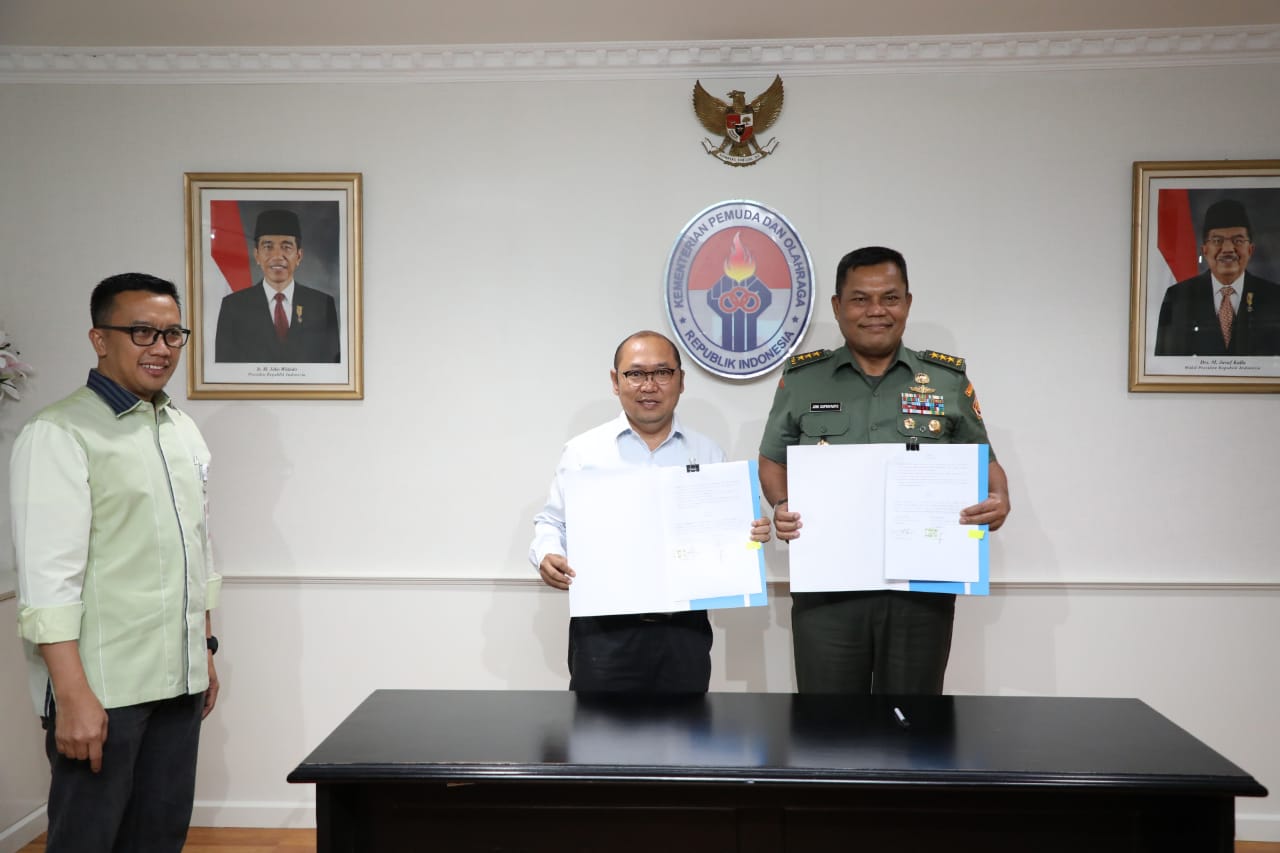 Menpora Imam Nahrawi menyaksikan penandatanganan nota kesepahaman (MoU) antara PPK Olahraga Prestasi Orpres dengan 3 cabor di Lantai 10, Kemenpora, Jakarta, Rabu (20/3). Foto: Satria/kemenpora.go.id