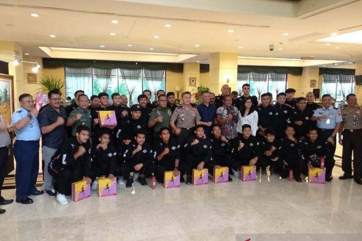 Para pemain tim nasional Indonesia bersama pengurus PSSI berfoto bersama sebelum dipulangkan ke klub masing-masing usai berlaga di SEA Games 2019 Filipina di Hotel Sultan Jakarta, Kamis (12/12/2019). ANTARA/Asep Firmansyah