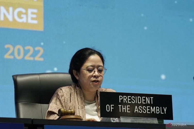Ketua DPR RI Puan Maharani menyampaikan ucapan duka cita kepada parlemen dan masyarakat China atas insiden jatuhnya pesawat maskapai China Eastern Airlines sebelum melanjutkan sesi debat umum di Sidang Majelis Ke-144 Inter-Parliamentary Union (IPU) di BICC, Nusa Dua, Bali, Selasa (22/3/2022). ANTARA/HO-Media DPR RI