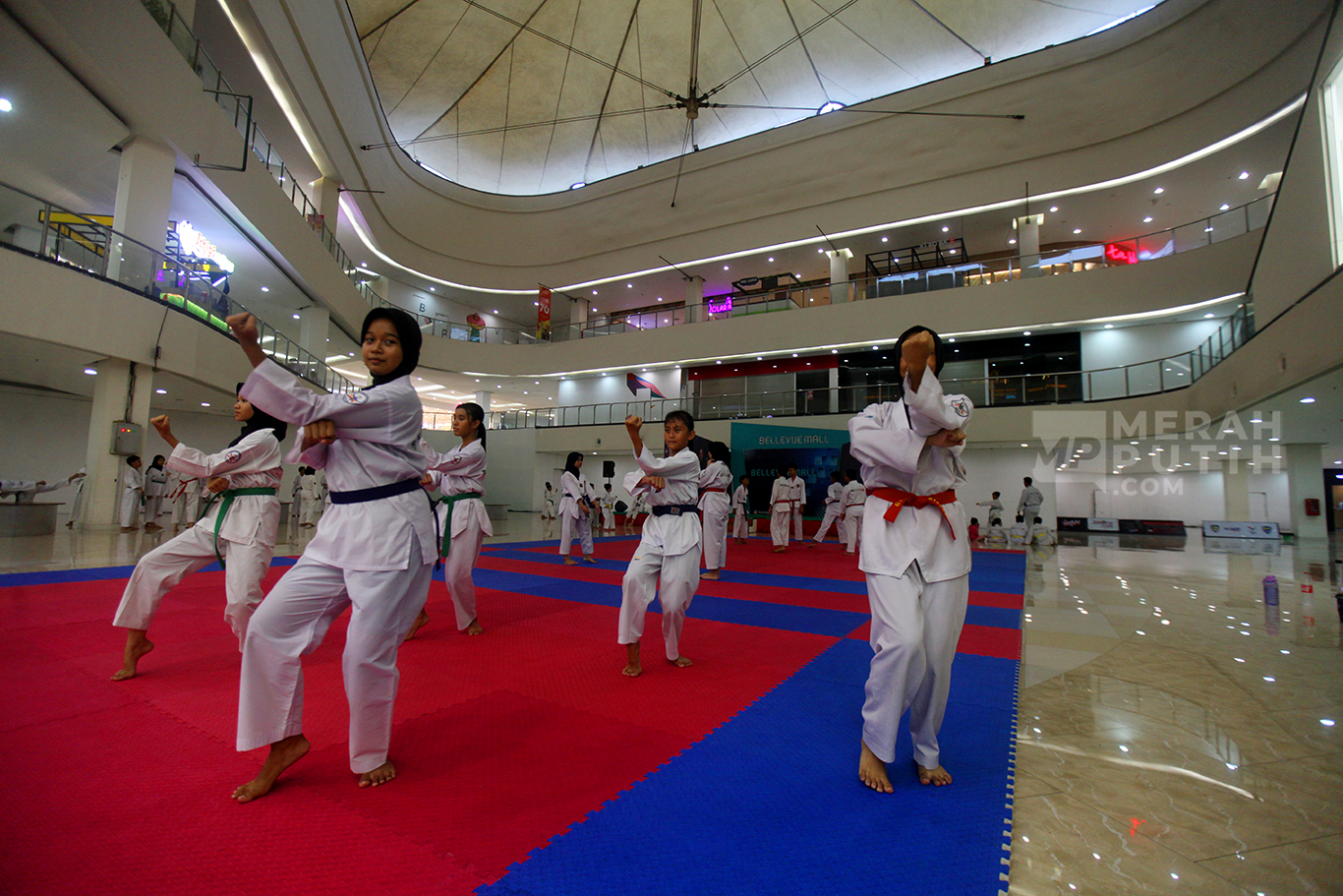 Latihan Taekwondo Manfaatkan Lobby Utama Cinere Bellevue Mall yang Sepi