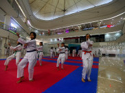 Latihan Taekwondo Manfaatkan Lobby Utama Cinere Bellevue Mall yang Sepi 