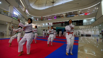 Latihan Taekwondo Manfaatkan Lobby Utama Cinere Bellevue Mall yang Sepi 