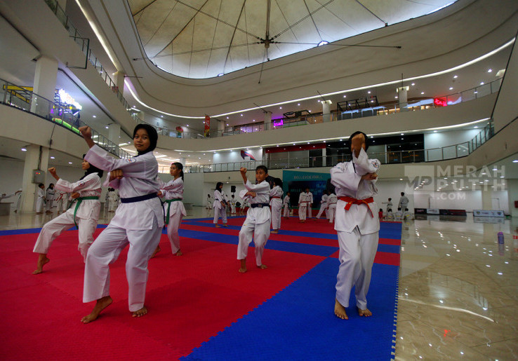 Latihan Taekwondo Manfaatkan Lobby Utama Cinere Bellevue Mall yang Sepi 