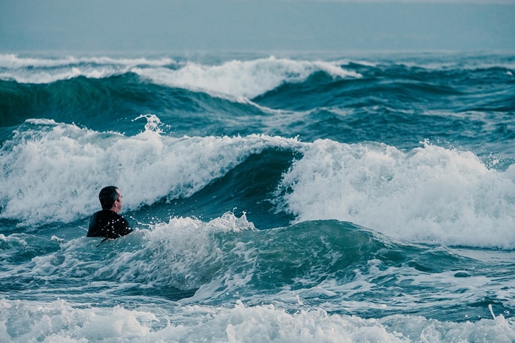 Pantai barat terkenal lebih bergelombang cocok untuk surfing. (Foto: Pixabay/wndj)