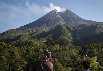 Warga mengamati puncak Gunung Merapi di pos pemantauan kawasan Bukit Klangon, Cangkringan, Sleman, DI Yogyakarta (ANTARA FOTO/Hendra Nurdiyansyah)