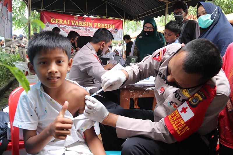 Seorang anak mengikuti vaksinasi yang digelar kepolisian di Banda Aceh, Senin (28/3/2022). ANTARA/HO/Bidhumas Polda Aceh