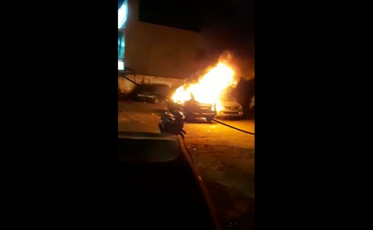  Mobil Warga yang Parkir Depan Polsek Tanah Abang Dibakar Massa